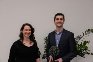 Kristopher Nolte mit seiner Betreuerin Andrea Thorn, die beide einen Preis bei der DGK-Konferenz 2022 gewonnen haben.